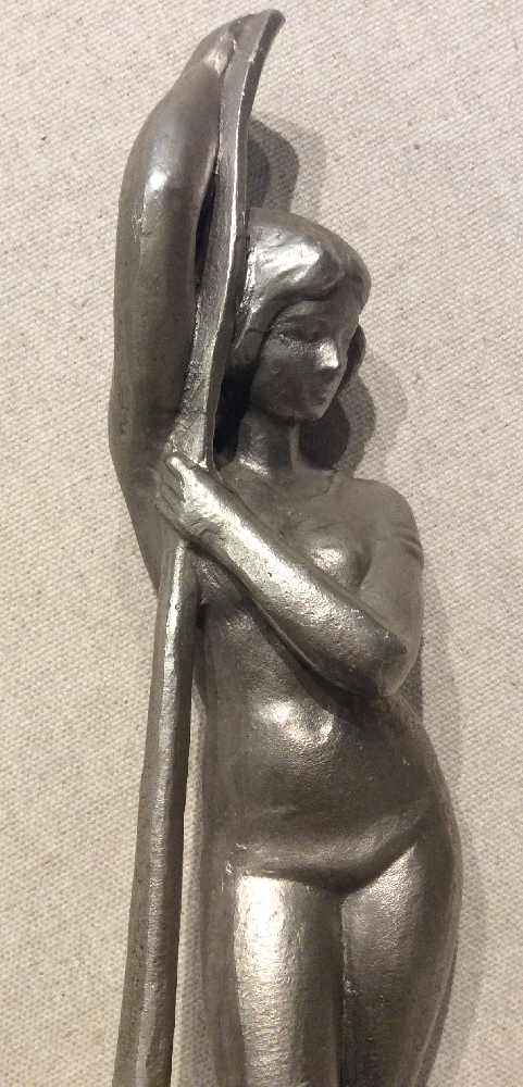 Неизвестный скульптор . Девушка с веслом