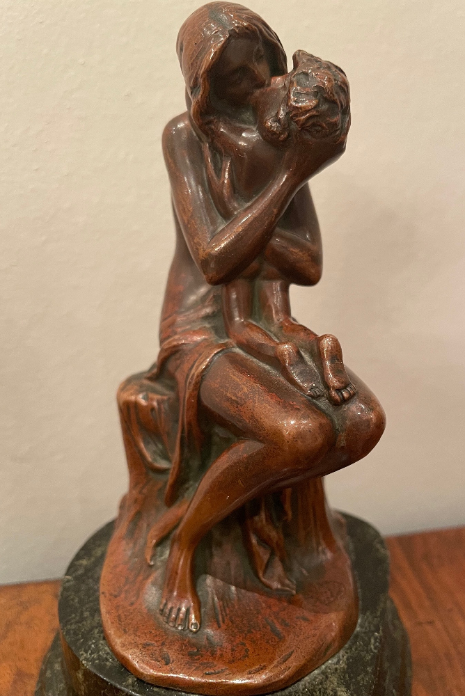 Неизвестный скульптор . Материнская любовь