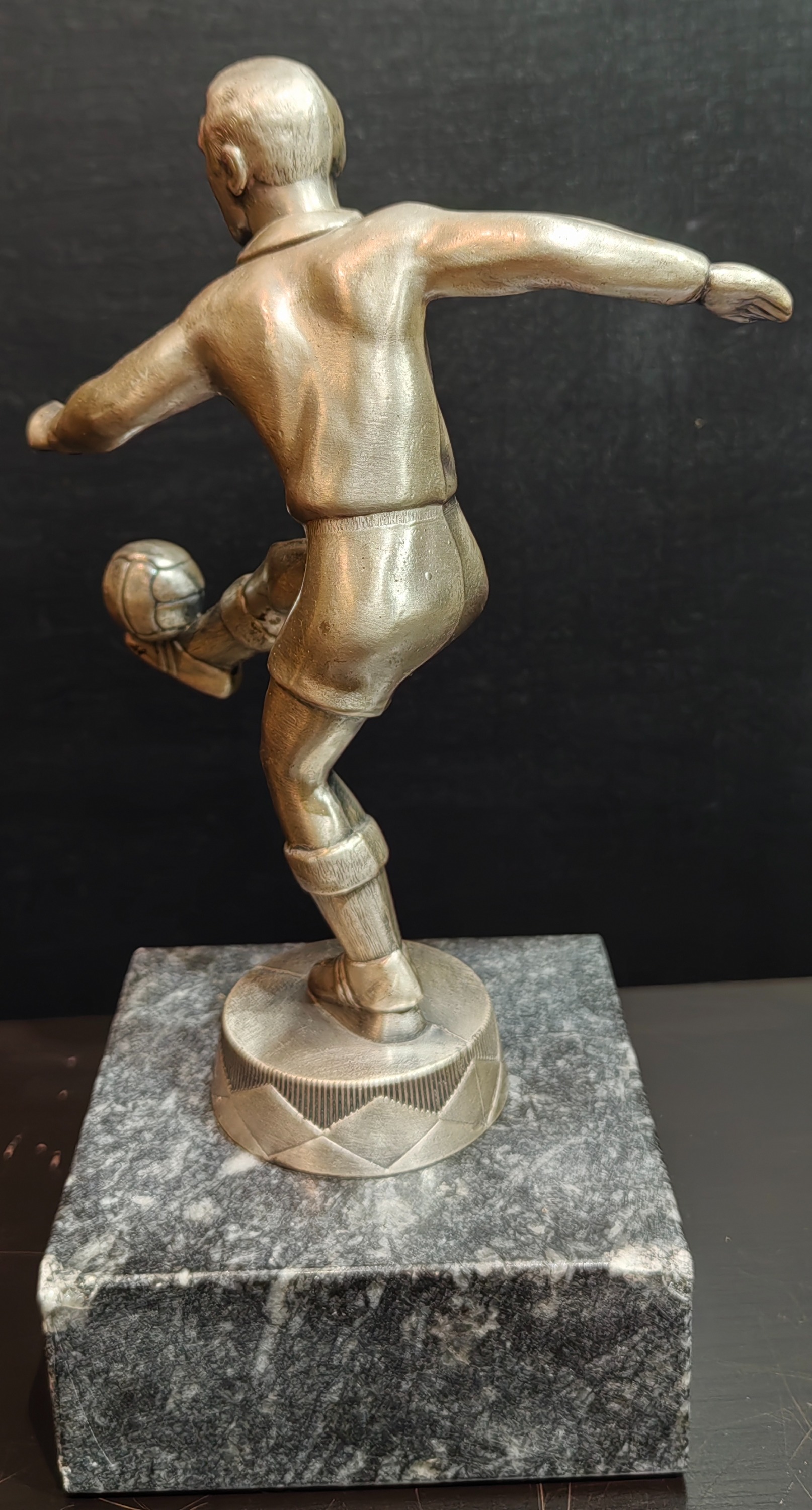 Оборот. Неизвестный скульптор . Футболист